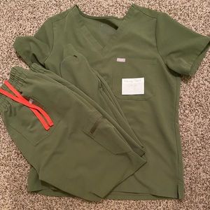 FIGS women’s scrubs